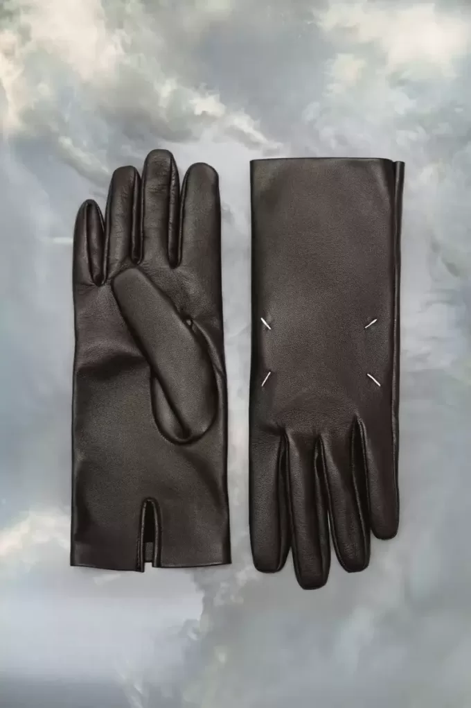 Four stitches gloves